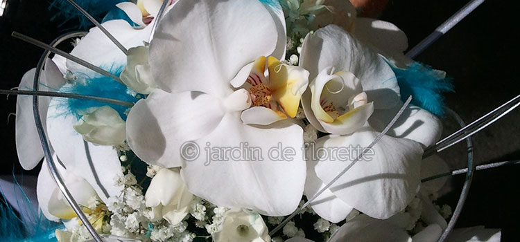 Bouquet de mariée rond avec fleurons d'orchidée phalaenopsis - blanc avec touche de bleu