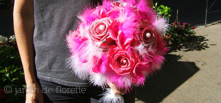 Bouquet de mariée éternel à base de roses éternelles roses pailletées et de plumes fuchsias et blanches