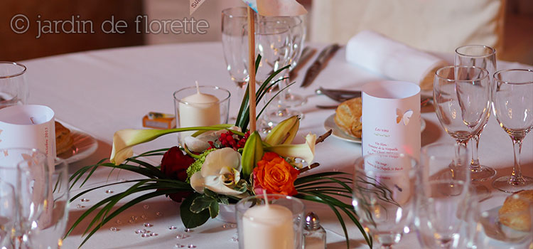 Centre de table pour mariage automnal à base d'orchidées et de roses orangse - chapelle Saint Bacchi