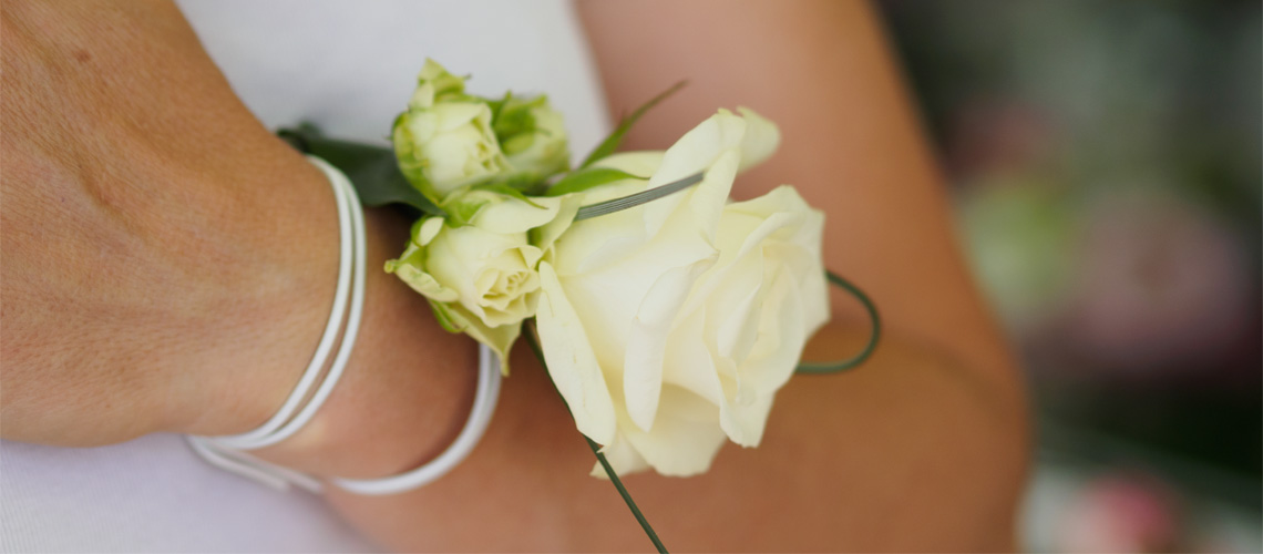 bracelet des demoiselles - fleuriste-mariage-Jouques-Rians