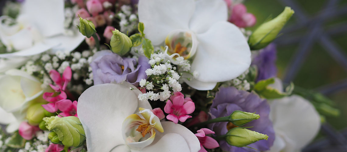 Orchidées et lysianthus pour un bouquet romantique -fleuriste-mariage-Jouques-Rians