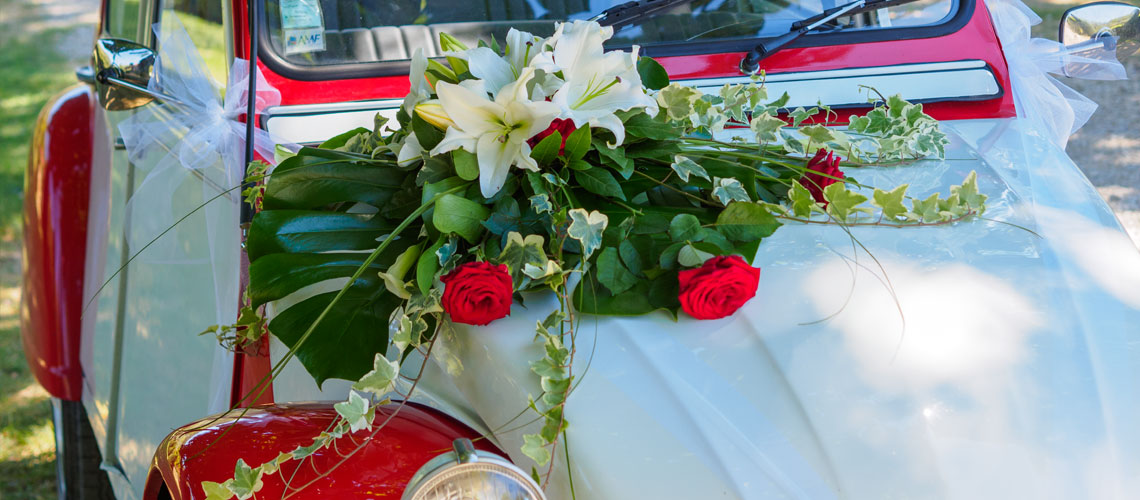 mariage-fleuriste-décoration-voiture-2CV-Peyrolles en Provence
