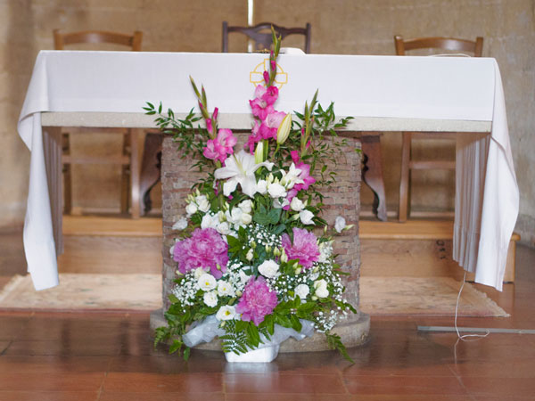 Mariage de Marie à l'église de Peyrolles- fleuriste Jouques