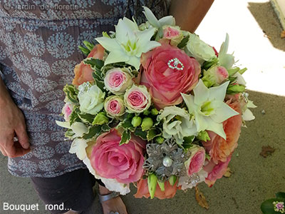 Bouquet de mariée rond éclatant à base d'eucharis - saumon et rose