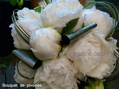 Bouquet de mariée rond à base de pivoines