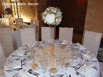 Boule de fleurs sur verrerie - Chapelle Saint Bacchi