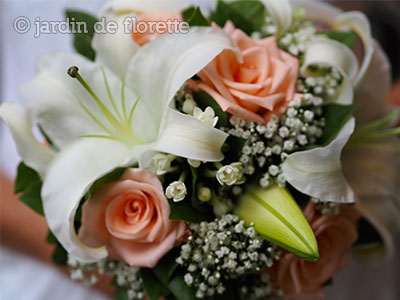Bouquet de mariée rond à base de lys et roses saumon