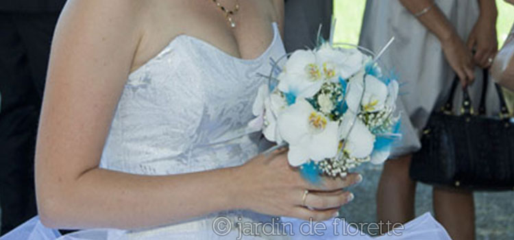 Bouquet de mariée rond avec fleurons d'orchidée phalaenopsis - blanc avec touche de bleu