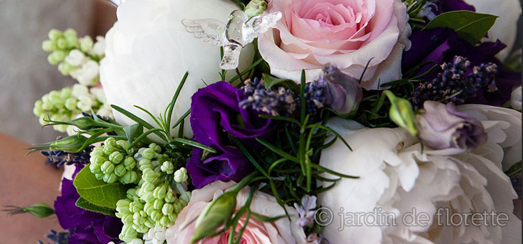 Zoom sur un bouquet de mariée rond déstructuré avec pivoines, lilas et roses