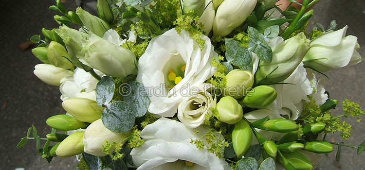 Bouquet de mariée rond déstructuré - blanc et vert