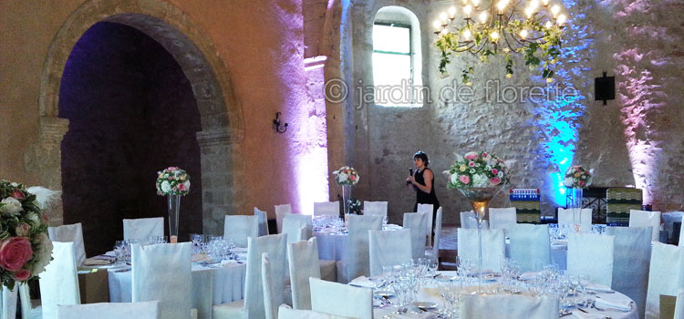 Boule de fleurs dans vase conique - Chapelle Saint Bacchi