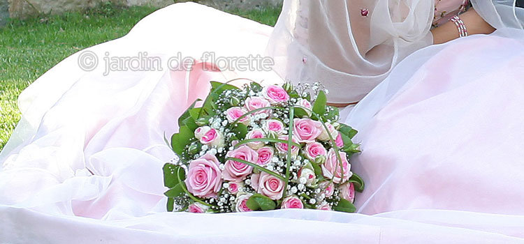 Bouquet rond élégant avec roses roses et gypsophile