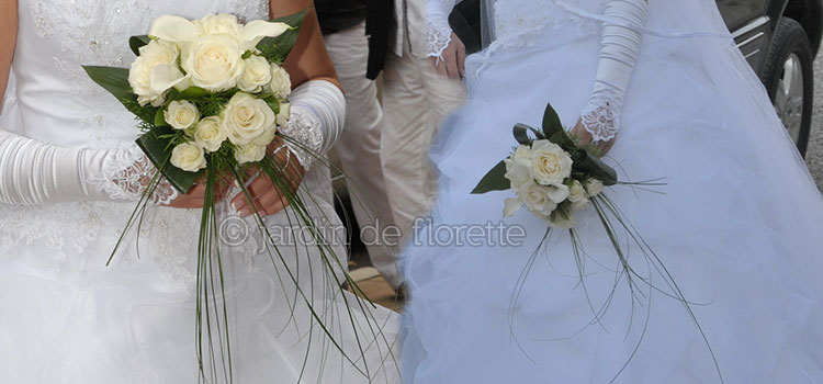 Bouquet rond de roses blanches avec léger effet retombant