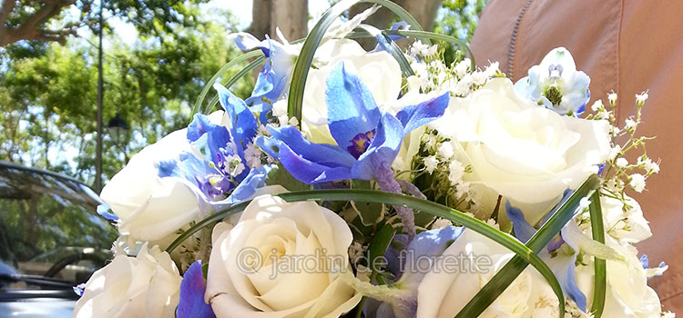 Bouquet de roses blanches avec une touche de bleu