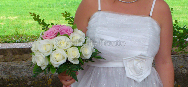 Bouquet de roses blanches avec coeur en roses roses