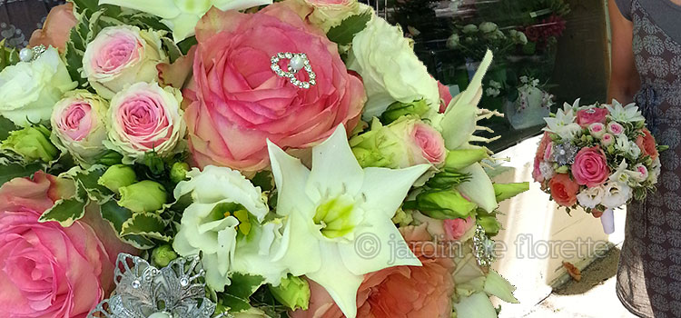 Bouquet de mariée rond éclatant à base d'eucharis - saumon et rose