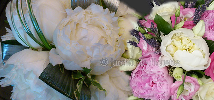 Bouquet de mariée rond à base de pivoines