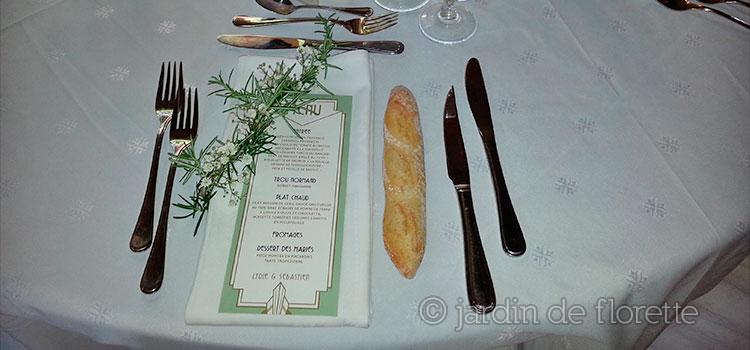 Une décoration à base de romarin et de gypsophile des menus du mariage