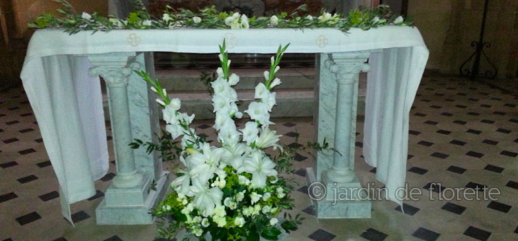 Décoration florale de l'autel de l'église de Jouques
