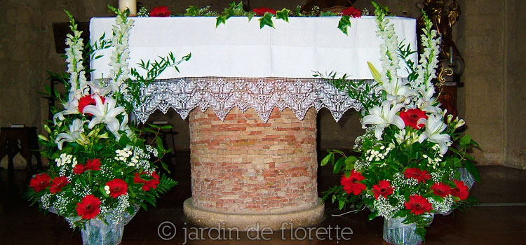 Décoration florale de l'autel de l'église de Peyrolles en Provence