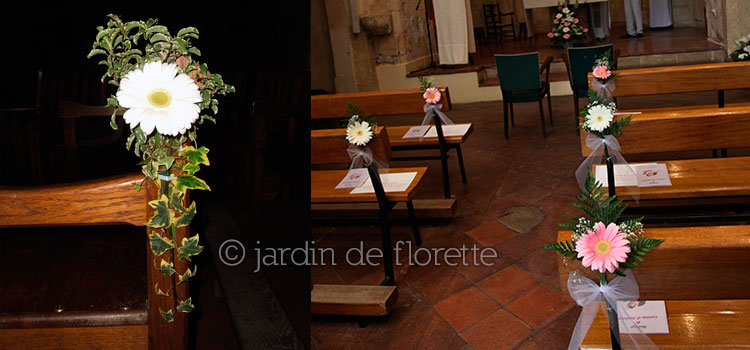 Décoration florale des bancs de l'église de Peyrolles en Provence