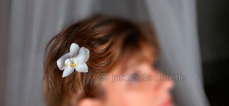 Fleuron d'orchidée dans les cheveux de la mariée
