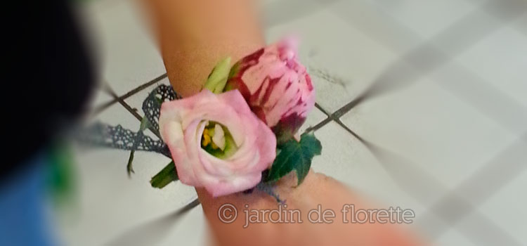 Bracelet floral de la mariée à base de pivoine et de lysianthus