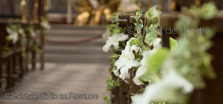Décoration florale des bancs de la cathédrale d'Aix en Provence