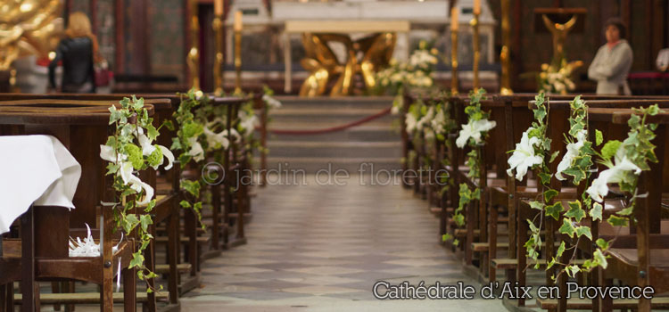 Décoration florale de l'autel de la cathédrale d'Aix en Provence