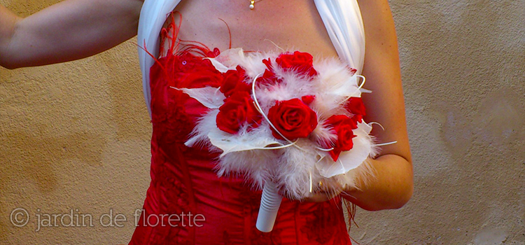 Bouquet de mariée à base de roses rouges éternelles et de plumes blanches