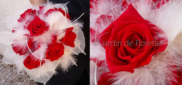Bouquet de mariée à base de roses rouges éternelles et de plumes blanches
