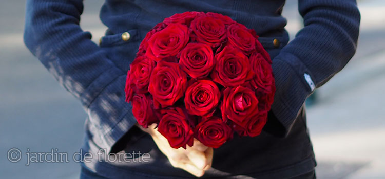 Bouquet de mariée rond à base exclusivement de roses rouges