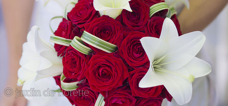 Zoom bouquet de mariée rond à base de roses rouges et de lys blancs