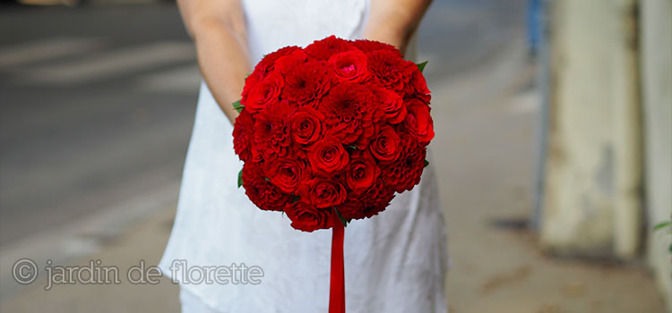 Bouquet de mariée rond à base de roses rouges et dahlias rouges