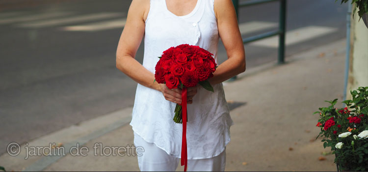 Bouquet rond de mariée à base de roses rouges et dahlias rouges