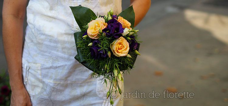 Bouquet de mariée à effet retombant à base de lysianthus violet