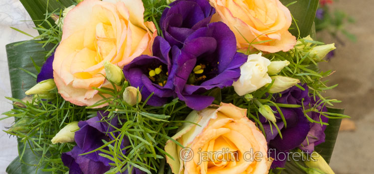 Zoom bouquet de mariée à effet retombant à base de lysianthus violet