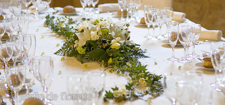 Mariage en Provence - Centre de table à base de lys blancs et chemin de  table en lierre - chapelle Saint Bacchi