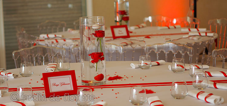 Centre de table à base de roses rouges immergées - mariage le clos des anges (Peyrolles en Provence)