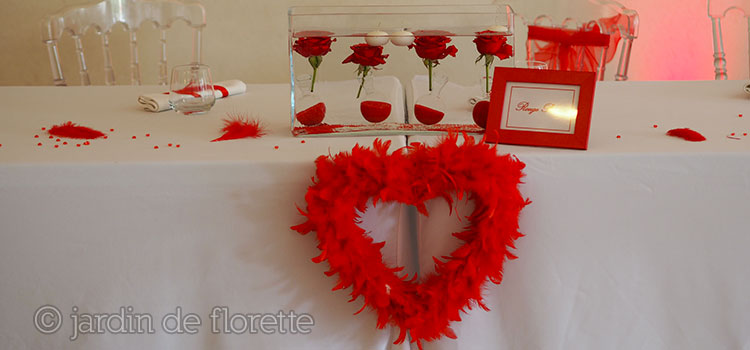 Centre de table à base de roses rouges immergées et coeur en plumes - mariage le clos des anges (Peyrolles en Provence)