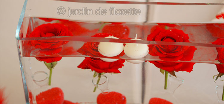 Roses rouges immergées dans verrerie rectangulaire - mariage le clos des anges (Peyrolles en Provence)