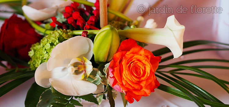 Zoom centre de table pour mariage automnal à base d'orchidées et de roses oranges - chapelle Saint Bacchi