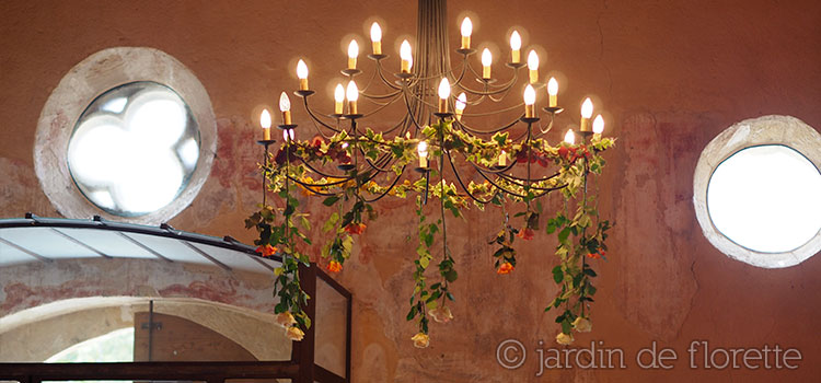 Décoration des lustres - mariage chapelle Saint Bacchi
