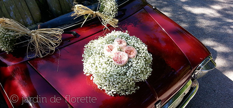 Voiture des mariés - décoration de l'avant d'une mini avec une couronne de gypsophile et coeur de roses (David Austin)