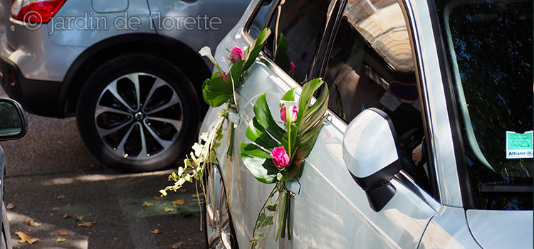 Voiture des mariés - décoration florale des portières d'une Audi A3