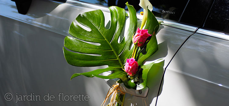 Voiture des mariés - zoom décoration florale des portières d'une Audi A3