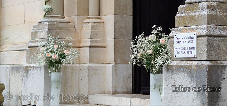 Décoration florale de l'entrée de l'église de Rians (83)