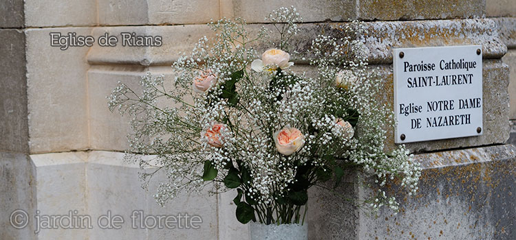 Décoration florale à base de gypsophile et de roses David Austin de l'entrée de l'église de Rians (83)