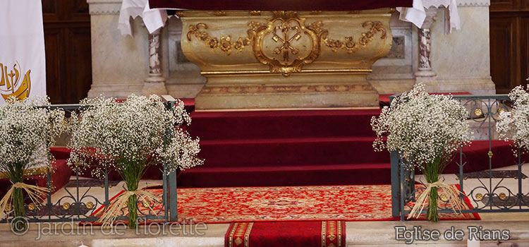 Gros bouquets de gypsophile pour la décoration de la barrière de l'autel de l'église de Rians (83)