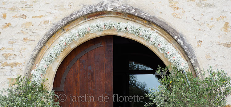 Arche de gypsophile pour la décoration de la porte d'entrée de la Chapelle Saint Bacchi